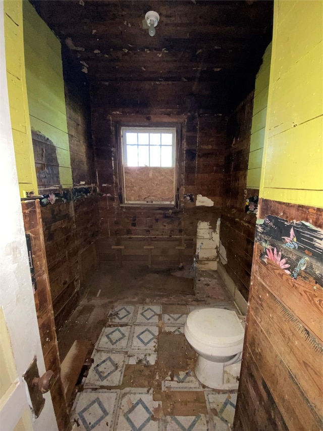 bathroom featuring toilet