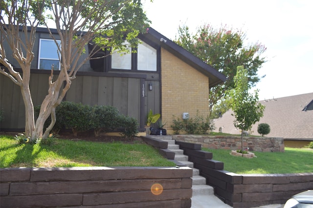 view of front of house featuring a front yard