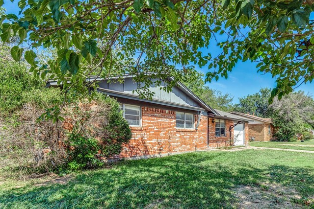 view of front of property with a front lawn