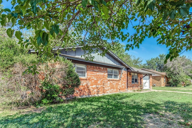 exterior space featuring a front yard