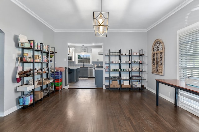 misc room featuring dark hardwood / wood-style flooring, a notable chandelier, sink, and crown molding