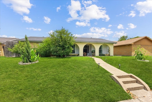 view of front of property featuring a front lawn