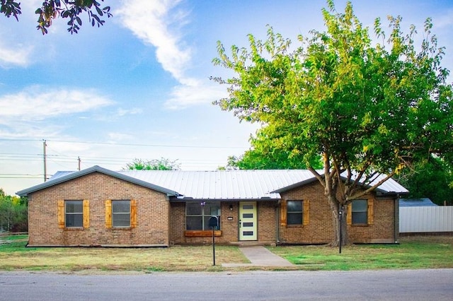 single story home with a front yard