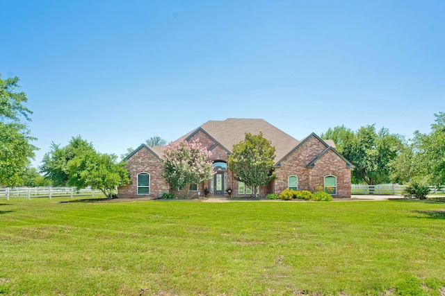 view of front of property featuring a front lawn