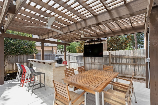 view of patio featuring a pergola, grilling area, ceiling fan, and a bar