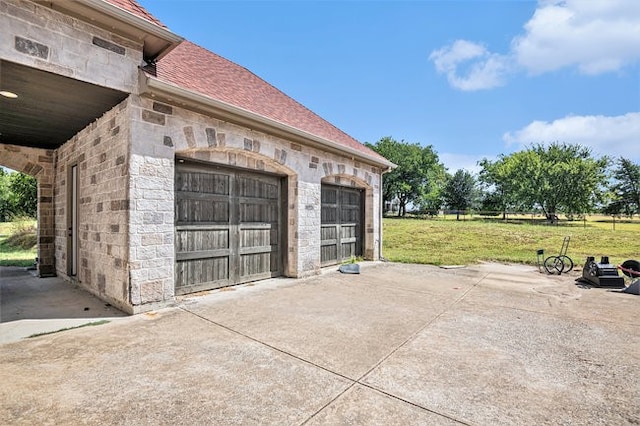 garage featuring a lawn