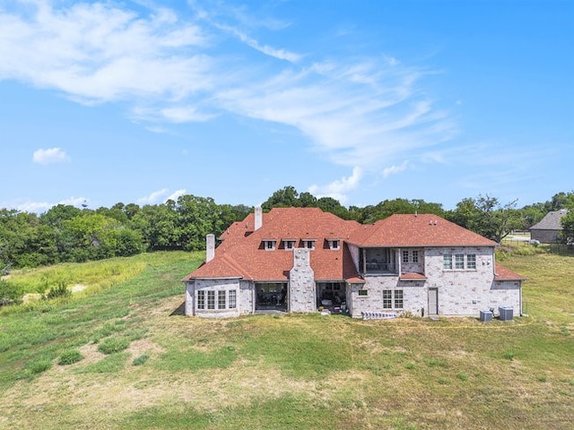 back of house featuring a yard