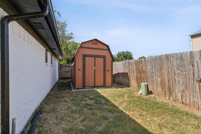 view of yard featuring a storage unit