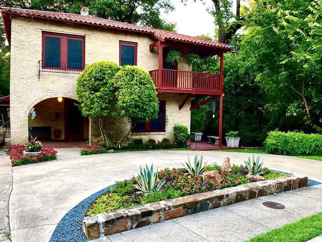 mediterranean / spanish-style house featuring a balcony