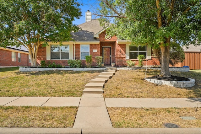 view of front facade featuring a front lawn