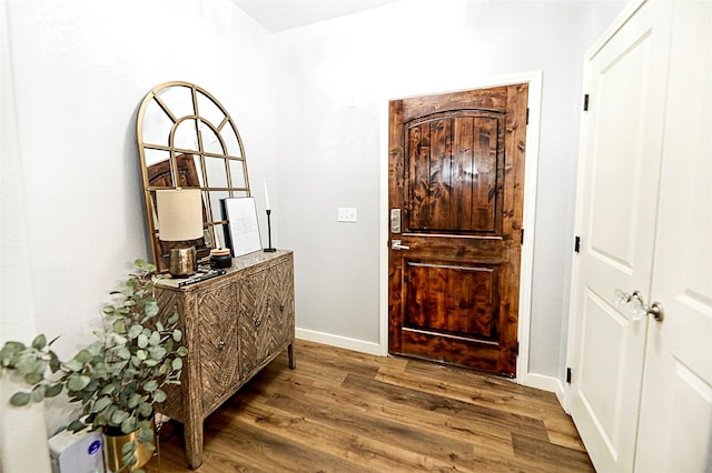 foyer featuring wood finished floors and baseboards