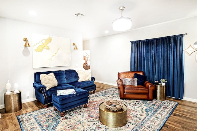 living room featuring recessed lighting, wood finished floors, visible vents, and baseboards