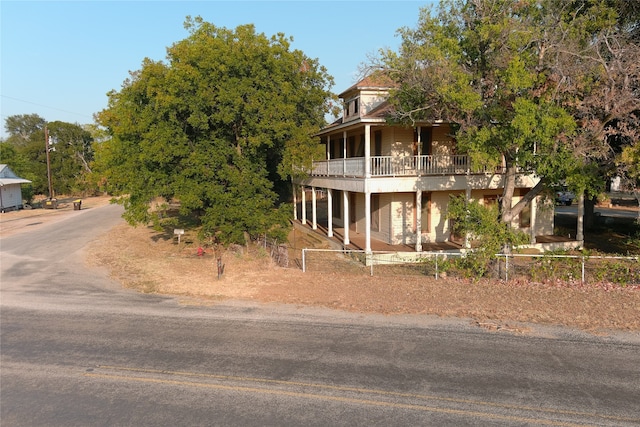 view of front of property featuring a porch