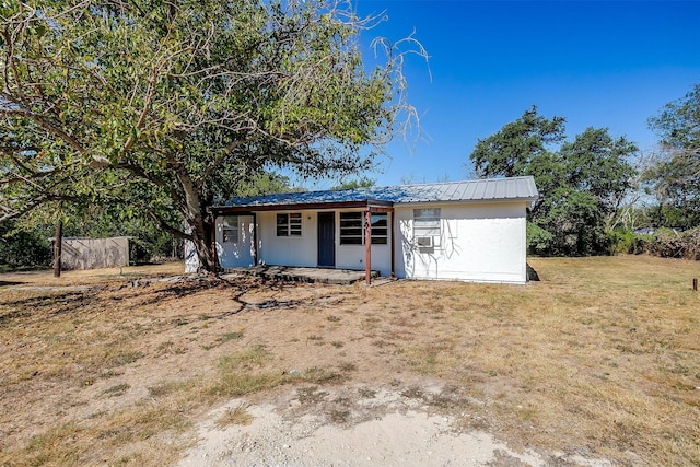 view of front of property featuring a front yard and cooling unit