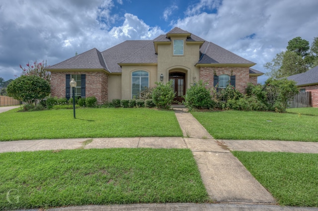 view of front of home featuring a front yard