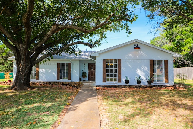 ranch-style house featuring a front yard