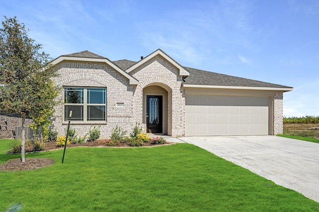 view of front of property featuring a front lawn and a garage