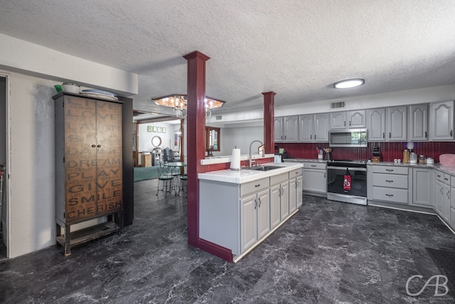 kitchen with sink, gray cabinetry, a textured ceiling, and range