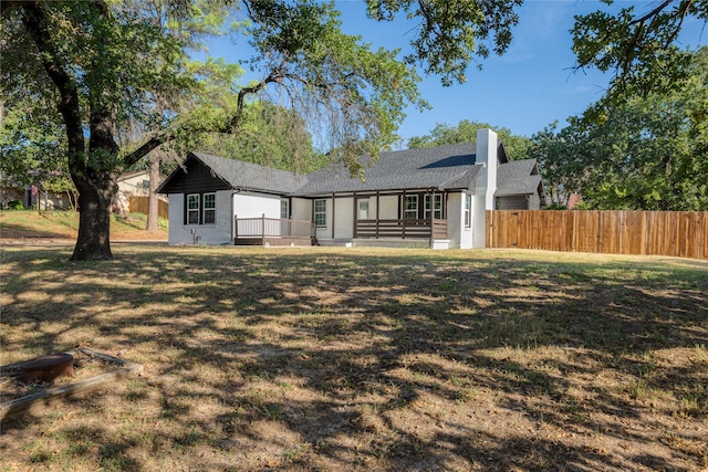 ranch-style home featuring a front lawn