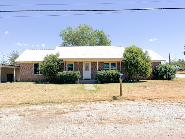 ranch-style house featuring a front lawn