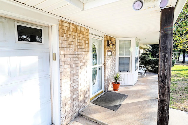 property entrance featuring a porch