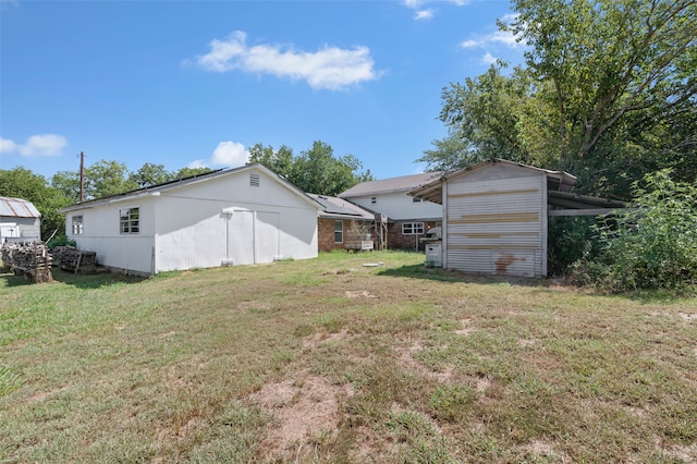 view of yard with an outbuilding