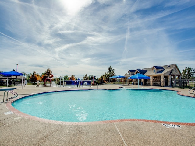 view of swimming pool