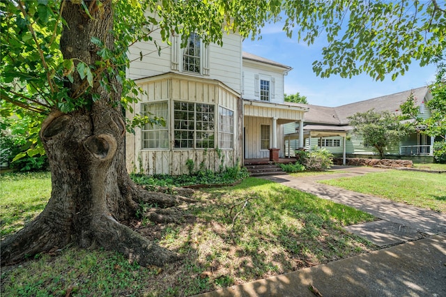 view of front of house with a front lawn and covered porch