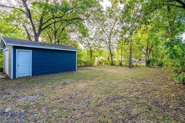 view of yard featuring a shed