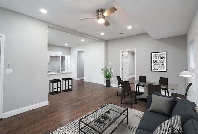 living room with dark wood-style floors, recessed lighting, baseboards, and a ceiling fan