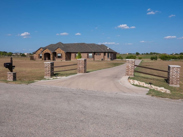 view of front facade featuring a front lawn