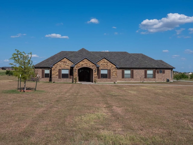 view of front of house featuring a front lawn