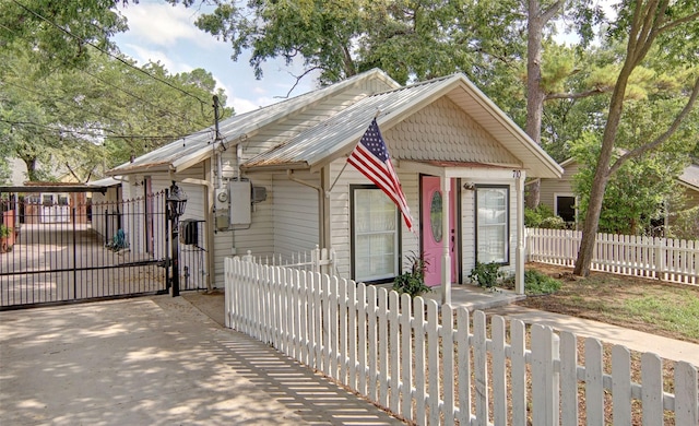 view of front of property featuring a gate and a fenced front yard