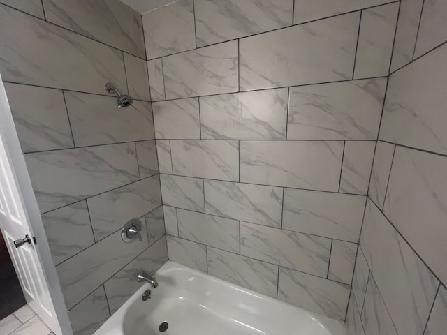 bathroom featuring tiled shower / bath