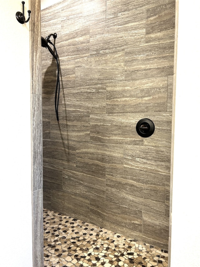 details featuring tiled shower