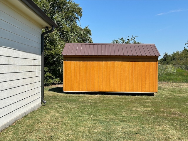 view of outdoor structure featuring a yard