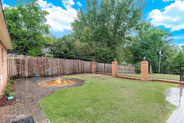 view of yard featuring a patio area