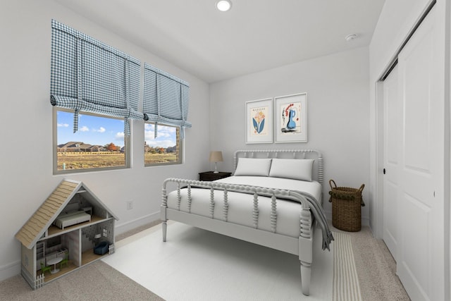 bedroom featuring carpet flooring and a closet