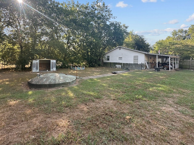 view of yard featuring a storage shed