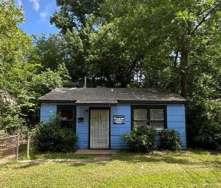 view of front of house with a front lawn