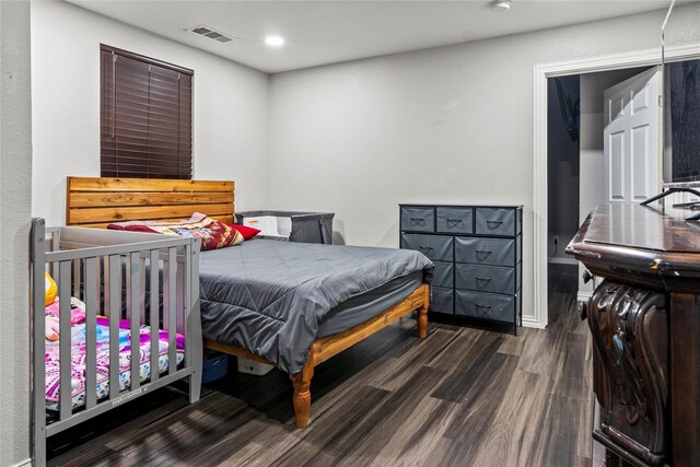 bedroom with dark wood finished floors, visible vents, recessed lighting, and baseboards