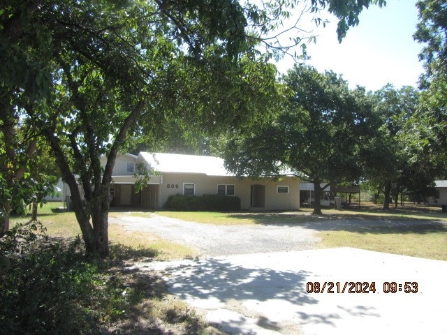 view of front of home featuring a front yard