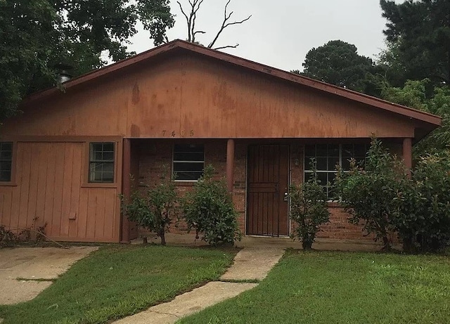 view of front facade featuring a front lawn