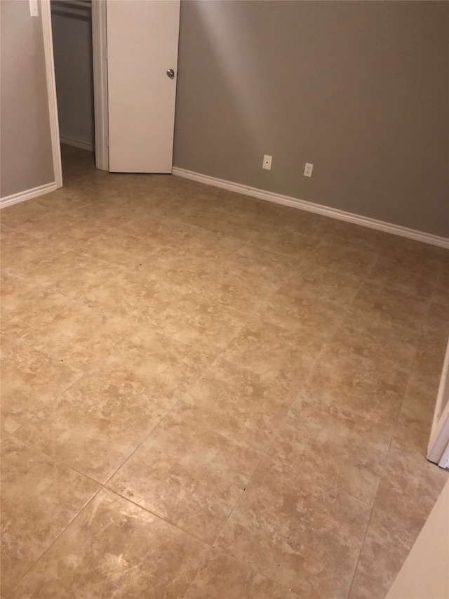 spare room featuring light tile patterned flooring