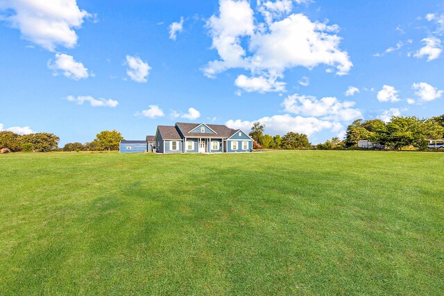 view of front of property featuring a front lawn