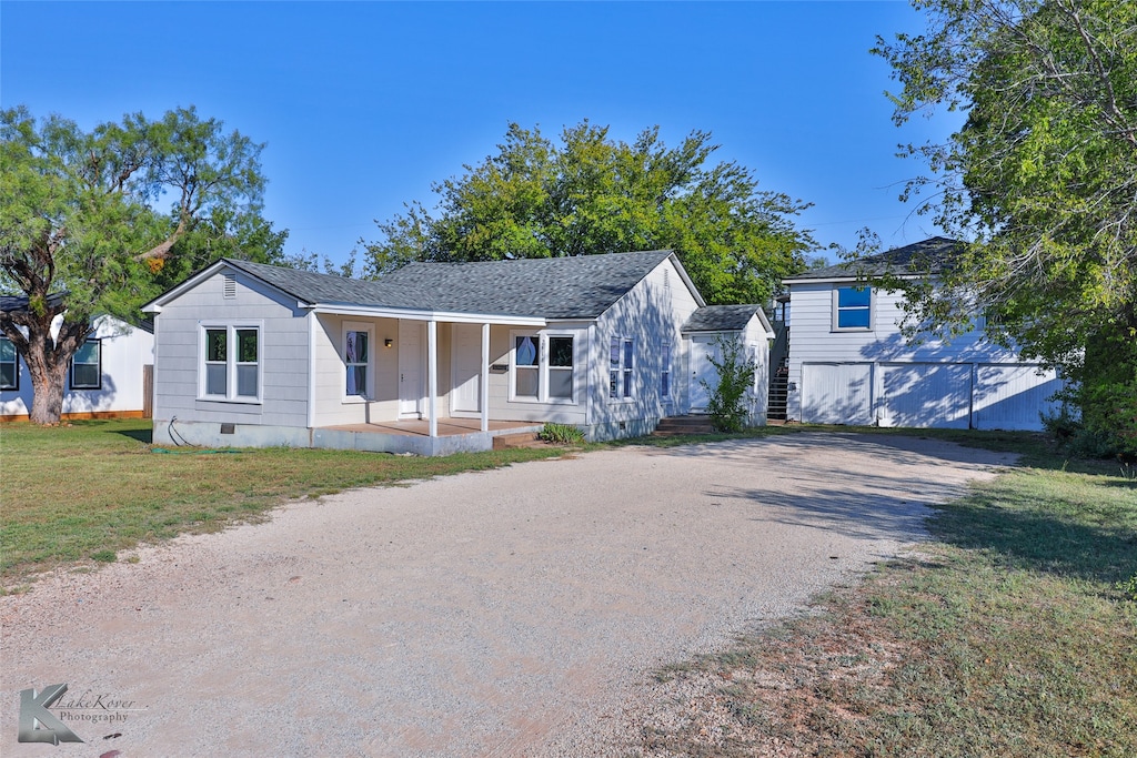 view of front of house with covered porch and a front yard