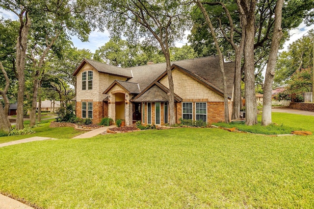 view of front of house featuring a front lawn