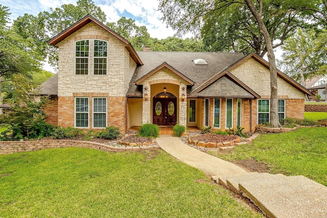 view of front of property featuring a front lawn