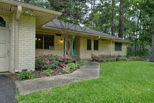 view of front facade featuring a front lawn