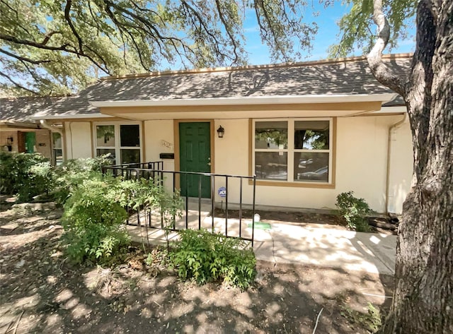 ranch-style house featuring covered porch